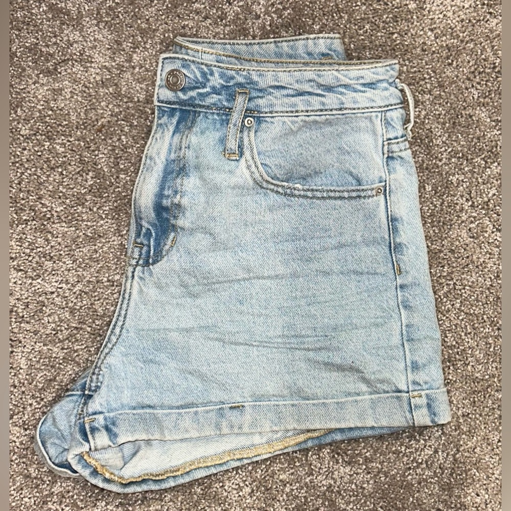 Light wash PacSun mom short